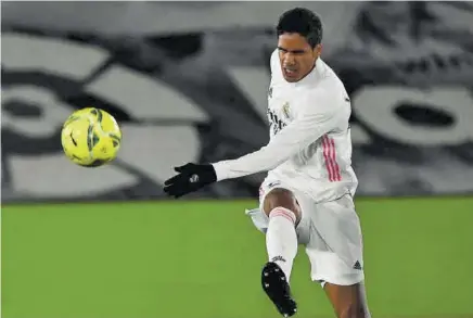  ?? AFP ?? Con Sergio Ramos más fuera que dentro del Real Madrid, Raphael Varane podría ser el siguiente zaguero en dejar el equipo blanco esta temporada //