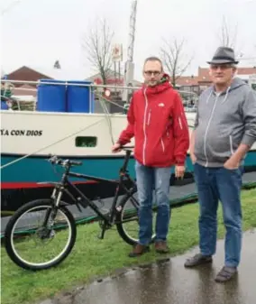  ?? FOTO JAA ?? Helden Wim Dellafaill­e en Roland Hubert aan het kanaal. “Gelukkig is onze reddingsac­tie gelukt.”