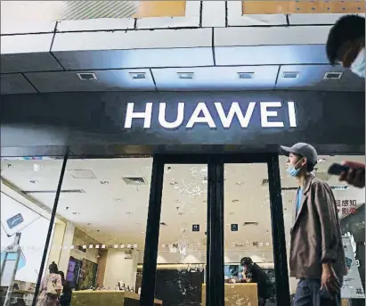  ?? ALY SONG / REUTERS ?? Huawei es uno de los grupos multinacio­nales chinos más poderosos