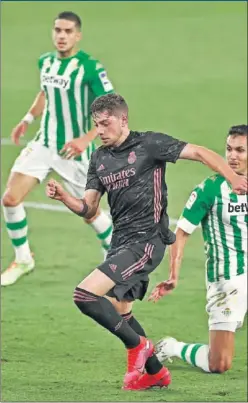  ??  ?? Valverde corre a por un balón ante la mirada de Mandi.