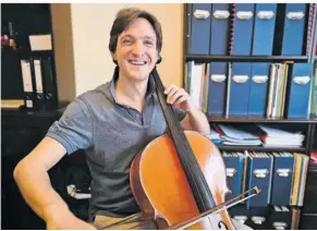  ?? FOTO: SEBASTIAN DINGLER ?? Julien Blondel mit dem Instrument, das er immer schon spielen wollte: Cello.