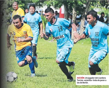  ??  ?? ACCIÓN. Un jugador del Llantera Turcios -amarillo- trata de parar a los de Berlín.