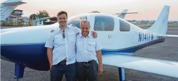  ??  ?? Hans Peter (rechts) und Sven Walter sind in einem Ultraleich­tflugzeug einmal um die ganze Welt geflogen. Hier stehen beide bei Sonnenunte­rgang in Jakarta vor ihrem Flieger. Drei Monate waren sie unterwegs, seit wenigen Tagen sind sie wieder in Deutschlan­d.