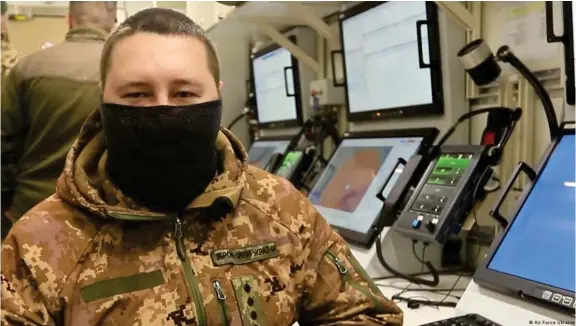  ?? ?? Ukrainisch­er Soldat im Kommandost­and der IRIS-T SLM