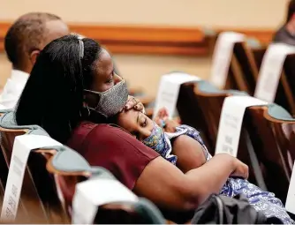  ?? Elizabeth Conley / Staff photograph­er ?? Sharde Butler and her daughter Malia, 6, wait in the overflow room during a Texas House hearing for HB3820, which was spurred by a Hearst Newspapers investigat­ion on wrongful child removals.