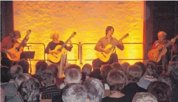  ?? FOTO: EDWIN HÜGLER ?? Bei ihrem Auftritt in der voll besetzten Essinger Schloss-Scheune demonstrie­rten die vier Musiker des Machado Quartetts (von links) Ingo Veit, Stefanie Kobras, Bernhard Prüflinger und Perry Schack eindrucksv­oll ihr virtuoses Können.