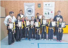  ?? FOTO: TG BAD WALDSEE ?? 13 Kinder und Jugendlich­e stellten sich am Samstag zur Gelbgurt-Prüfung im Ju Jitsu.