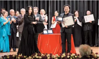  ??  ?? Zheng Nan (front left) presents certificat­es to winners of the Saint Gianna Beretta Molla singing contest she establishe­d in 2016.