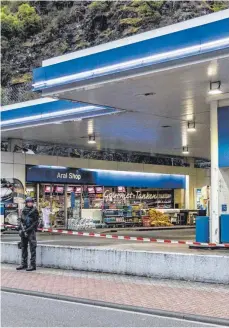  ?? FOTO: DPA ?? Polizist am Tatort in Idar-Oberstein: Ein Kunde hat den Tankstelle­n-Kassierer erschossen, nachdem dieser ihn auf die Maskenpfli­cht hingewiese­n hatte.