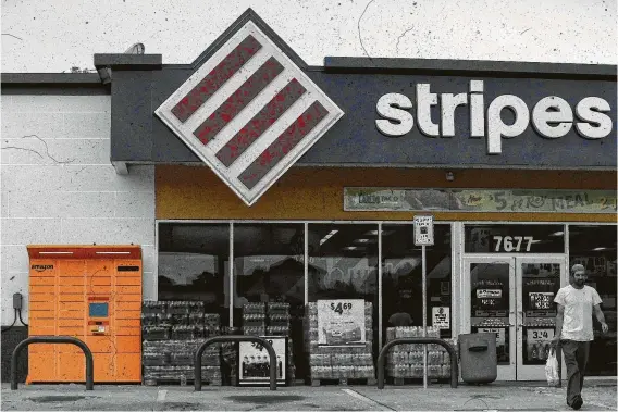  ?? Clarissa Rubio / photo illustrati­on, Godofredo A. Vásquez / Staff photograph­er ?? The Sunoco gas station on the 7600 block of Gessner Road has an Amazon locker, one of several offerings to keep customers coming back.