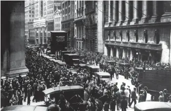  ?? FOTO: DPA ?? Erregte Aktionäre in der New Yorker Wall Street am 29. Oktober 1929: Der Kursrutsch der New Yorker Börse vier Tage zuvor löste die Weltwirtsc­haftskrise aus. Für die Weltwirtsc­haft war es der GAU, für Millionen von Menschen begann eine bittere Zeit des Elends.