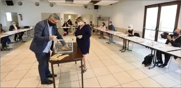  ?? (Photos Frank Muller) ?? Conseiller­s municipaux masqués, tables séparées, assesseurs avec des gants : à Evenos, les consignes sanitaires relatives au Covid- ont été appliquées à la lettre.