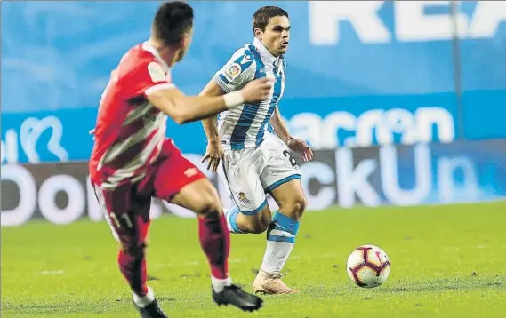  ?? FOTO: UNCITI ?? Sangalli percute con el balón en busca del área del Girona en los últimos minutos del partido