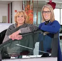  ??  ?? Sportlich, geräumig, praktisch und robust, beschreibe­n Jutta Vahling (l.) und Nadine Stark vom Autohaus Uebergünn den neuen Arona.