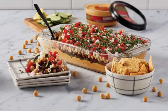  ?? Layered Mediterran­ean Hummus Salad ??