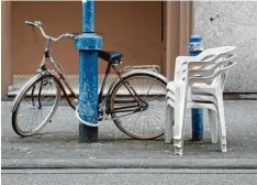  ??  ?? Mannheim, Deutschlan­d Das Fahrrad ist angekettet, die Plastikstü­hle stehen frei.