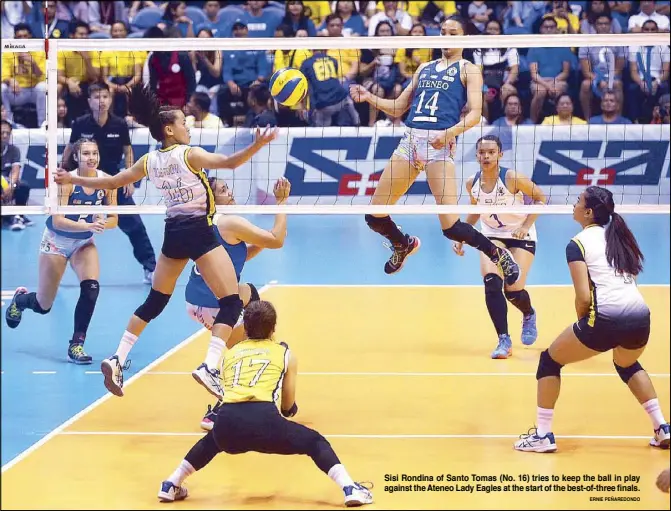  ?? ERNIE PEÑAREDOND­O ?? Sisi Rondina of Santo Tomas (No. 16) tries to keep the ball in play against the Ateneo Lady Eagles at the start of the best-of-three finals.