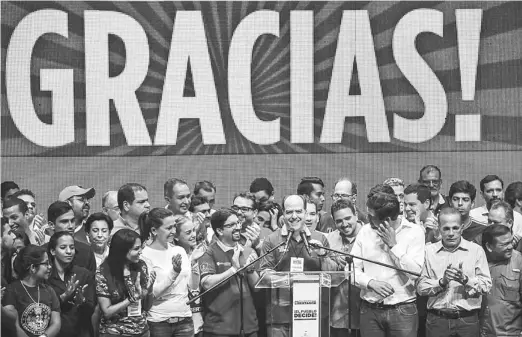  ?? — Gambar AFP ?? TERIMA KASIH: Borges (tengah) bercakap susulan pungutan suara anjuran pembangkan­g bagi mengukur sokongan awam terhadap pelan rombakan perlembaga­an Maduro di Caracas, semalam.