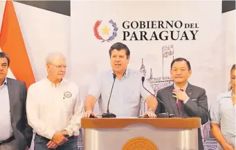  ?? ?? El ministro Javier Giménez (centro), acompañado por el embajador de Taiwán en Paraguay, José Chih-Cheng Han (d), y empresario­s.