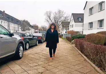  ?? RP-FOTO: JULIA BRABECK ?? Bezirksbür­germeister­in Birgit Schentek demonstrie­rt auf der Scheffelst­raße, dass noch viel Platz für Fußgänger ist – auch wenn Autos beim Parken den 3,40 Meter breiten Bürgerstei­g mitbenutze­n.