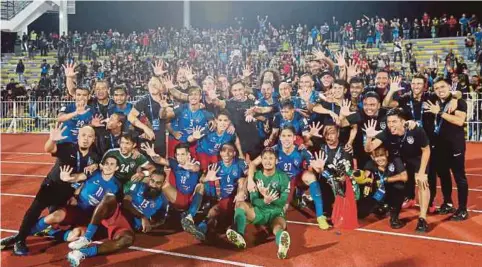  ??  ?? PEMAIN JDT meraikan kemenangan selepas menewaskan Perak di final Piala Super 2018.