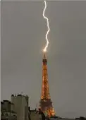  ?? (Doc BFMTV) ?? La tour Eiffel foudroyée lundi soir. Une image impression­nante.