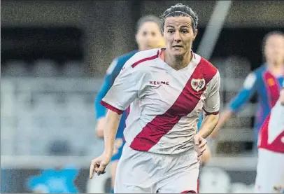  ?? FOTO: PERE PUNTÍ ?? Natalia Pablos, emblema del Rayo La jugadora ha podido colgar las botas y dedica su vida a su otra gran pasión, ser maestra