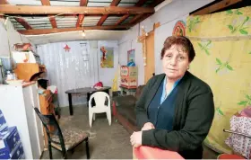  ??  ?? Raquel Villegas, su esposo y ocho hijos, fueron llevados a un refugio en la calle Río Bamba por un año. Ahí estuvieron hasta 1986, cuando los cambiaron al Campamento 13, módulo 2, vivienda 20.