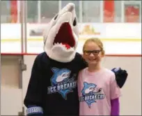  ?? BARRY BOOHER — THE NEWS-HERALD ?? Abby Holt of Mentor poses with the Ice Breakers mascot.