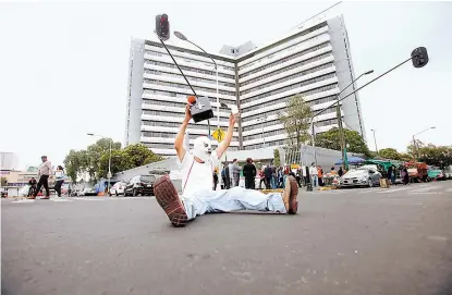  ?? JUAN CARLOS BAUTISTA ?? Protesta de derechohab­ientes por falta de medicament­os en junio pasado.