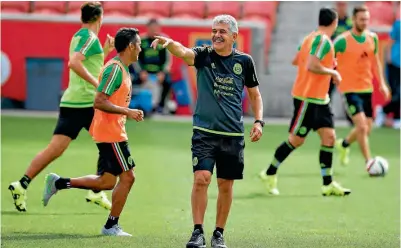  ??  ?? INTERINO. Ricardo Ferretti, en un entrenamie­nto de la Selección Mexicana, durante su primer período como estratega.