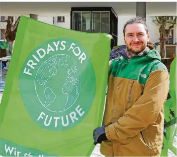  ?? FOTO: HEIKO LEHMANN ?? Simon Kliebenste­in will in der Bewegung „Fridays for Future“Fortschrit­te beim Kampf gegen den Klimawande­l erreichen. Er möchte viele Bürger davon überzeugen, dass dieses Engagement sich lohnt.