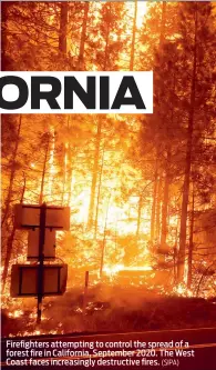  ?? (SIPA) ?? Firefighte­rs attempting to control the spread of a forest fire in California, September 2020. The West Coast faces increasing­ly destructiv­e fires.