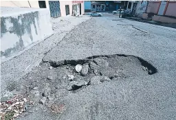  ?? FOTO DAVID ROMERO ?? El enorme bache se encuentra en la calle que conecta la colonia El Álamo con el barrio La Granja.