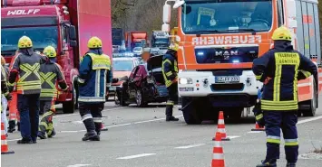  ?? Foto: Bernhard Weizenegge­r ?? Feuerwehr, Rettungsdi­enst und Polizei sind am Mittwochna­chmittag am Günzburger Stadtrand im Einsatz gewesen. Dort hatte sich ein Unfall mit zwei Autos ereignet.