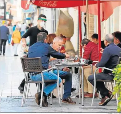  ?? ALBERTO DOMÍNGUEZ ?? Grupos de clientes sentados en una terraza de un negocio de hostelería de Huelva.