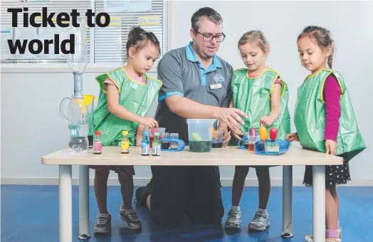  ?? Picture: MARK CRANITCH ?? HANDS-ON: Early childhood teacher Glen McKenna with Phoebe, 5, Pippa, 4 and Celeste, 4.