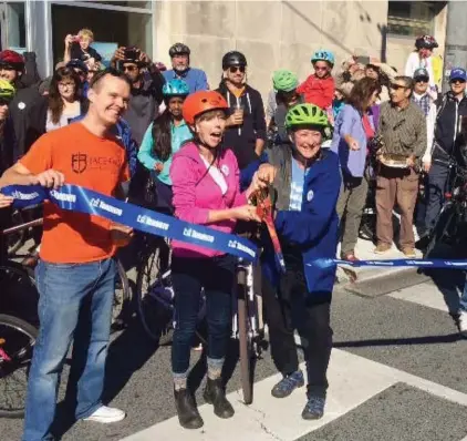  ?? DAVID RIDER/TORONTO STAR ?? Toronto city Councillor­s Mary-Margaret McMahon, centre, and Janet Davis officially open a new protected bike lane on Woodbine Ave.