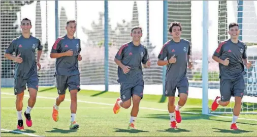  ??  ?? Los jugadores del juvenil A, con Raúl de interino, se ejercitan sobre el verde de Valdebebas de cara al partido ante la Juventus de Turín.