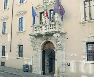  ?? (Rensi) ?? Rettorato La nuova sede di via Calepina. Martedì la commission­e consiliare ha approvato l’intesa sul contenimen­to dei costi