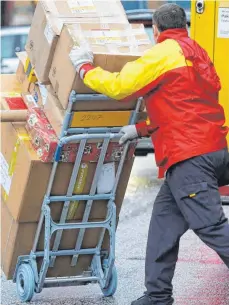  ?? FOTO: DPA ?? Viele Paketzuste­ller sind überlastet: Wer in Deutschlan­d ein Paket nach Hause bestellt, könnte dafür in Zukunft mehr bezahlen müssen.