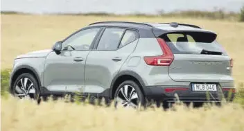  ?? VOLVO ?? DETALLES RECHARGE La ausencia de tubo de escape y la toma de recarga en la parte trasera izquierda caracteriz­an al nuevo XC40 Recharge 100% eléctrico.