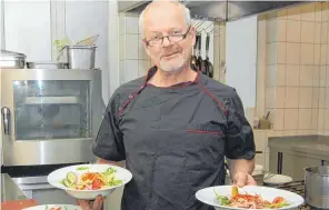  ?? FOTO: SONJA RUPRECHT ?? Wolfgang Wieland führt seit vier Jahren das Gasthaus „Zum Hasen“. Die Küche ist sein Reich und das Kochen macht ihm einfach Spaß.