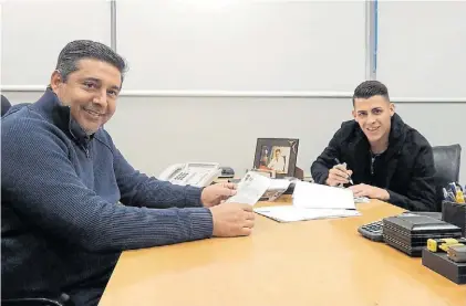  ?? PRENSA BOCA ?? La firma. Pavón y el presidente Angelici en la extensión del contrato del delantero hasta 2022.