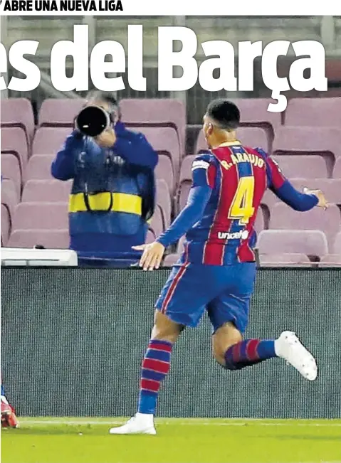  ?? VALENTÍ ENRICH ?? A la heroica. Dembélé, con un gol en el 90', dio la victoria a un Barça que se ha acostumbra­do a finales de partido épicos esta temporada: el equipo ya está a un punto del líder, el Atlético de Madrid
//