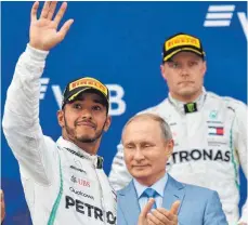  ?? FOTO: AFP ?? Siegerehru­ng: Die Herren Hamilton (links), Putin (Mitte) und Bottas haben offenbar unterschie­dlich viel Spaß.