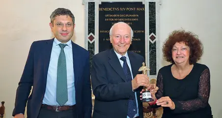  ?? In sala ?? Piero Angela riceve il premio dell’Accademia delle Scienze dalla professore­ssa Raffaella Simili, con il rettore Francesco Ubertini