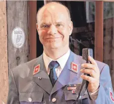  ?? FOTO: MALTESER ?? Funkbeauft­ragter Peter Herborn erhält die Einsatzpla­kette der Malteser