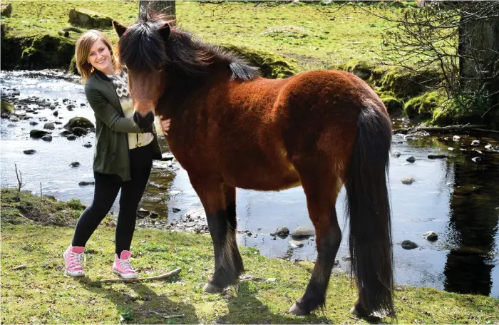  ?? Bild: ANNIKA KARLBOM ?? HÄSTTJEJ. Djuren har betytt mycket för Åsas tillfriskn­ande. Här är hon ute med sin Snotra, en islandshäs­t från Darragård.