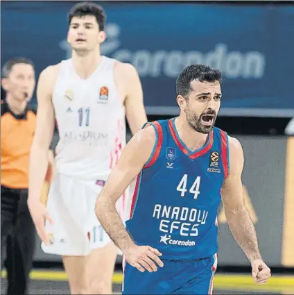  ?? FOTO: EFE ?? Simon celebrando una canasta, con Vukcevic al fondo, en una imagen del primer partido de la serie